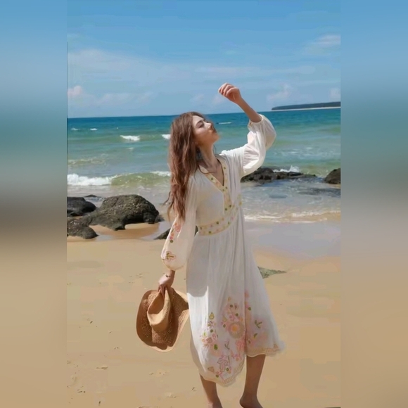 Dresses & Skirts - Elegant White Floral Maxi Dress